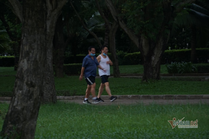 Quận đầu tiên của TP.HCM cho người dân ra công viên tập thể dục - 10