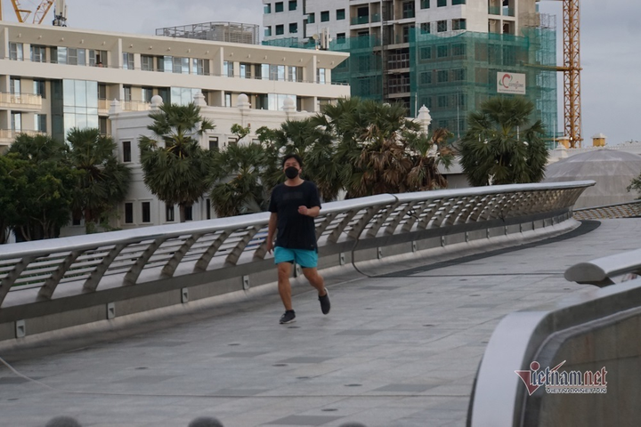 Quận đầu tiên của TP.HCM cho người dân ra công viên tập thể dục - 7