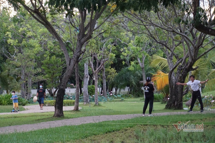 Quận đầu tiên của TP.HCM cho người dân ra công viên tập thể dục - 8