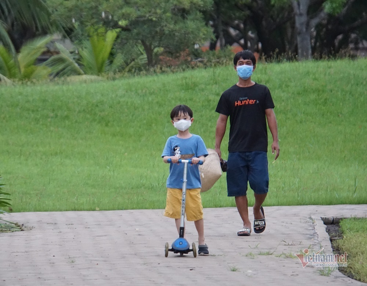 Quận đầu tiên của TP.HCM cho người dân ra công viên tập thể dục - 6