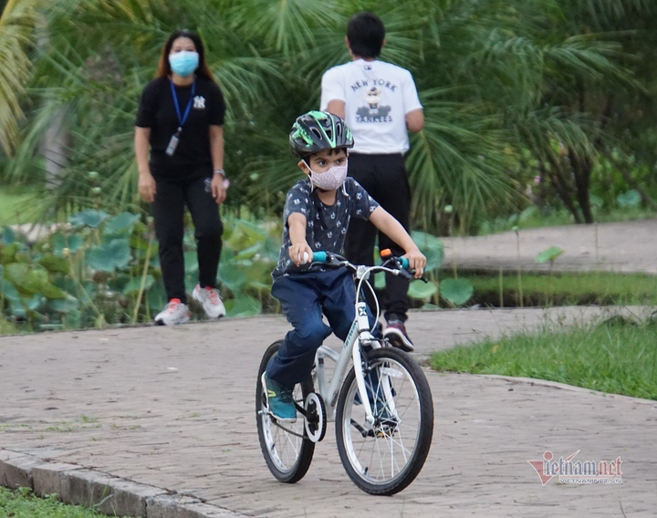 Quận đầu tiên của TP.HCM cho người dân ra công viên tập thể dục - 5