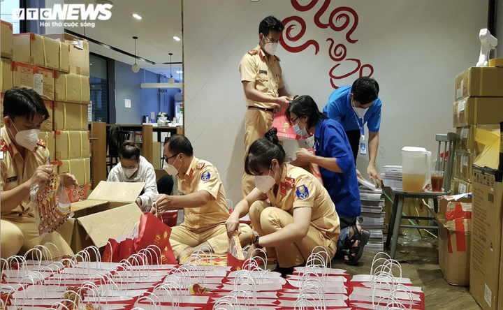 Tết Trung thu ấm áp của trẻ em nghèo ở Hà Nội, TP.HCM - 14