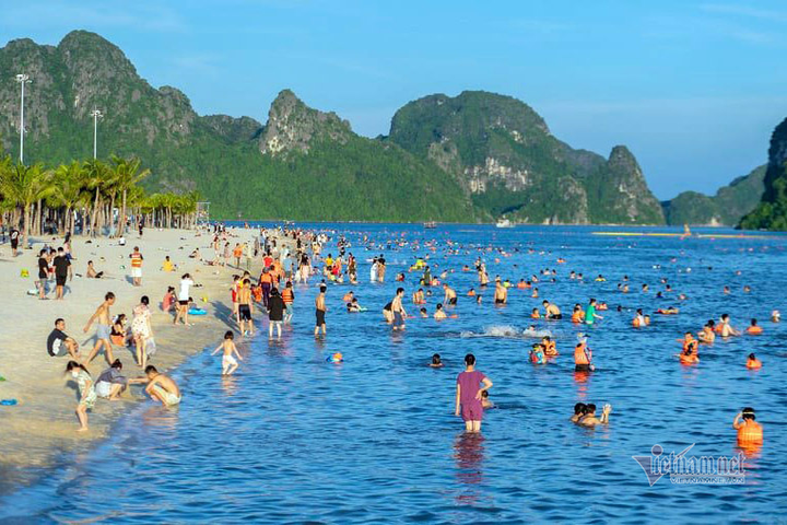 Tắm biển, du lịch, ra khơi sau tháng ngày dài chống dịch COVID-19 - 1