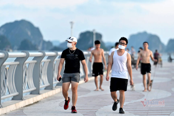 Tắm biển, du lịch, ra khơi sau tháng ngày dài chống dịch COVID-19 - 2