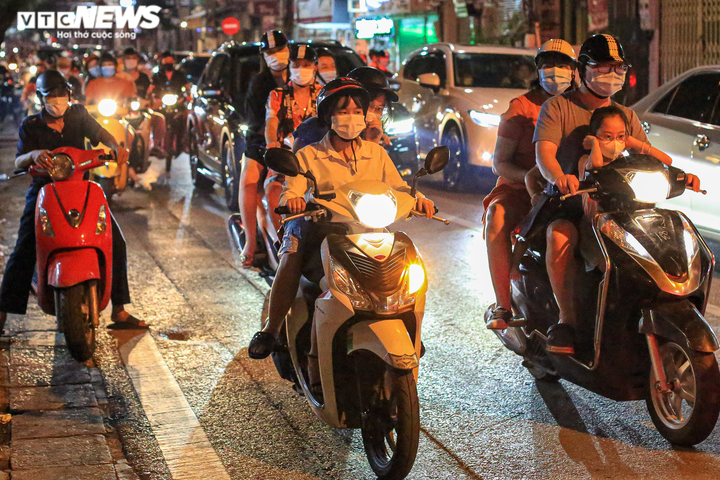 Người dân ùa ra đường đi chơi Trung Thu, phố cổ Hà Nội chật cứng - 2