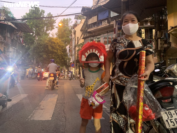 Người Hà Nội tấp nập mua sắm đón Tết Trung thu, phố Hàng Mã không còn buồn tẻ - 9