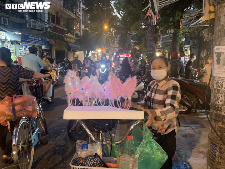 Người Hà Nội tấp nập mua sắm đón Tết Trung thu, phố Hàng Mã không còn buồn tẻ - 11