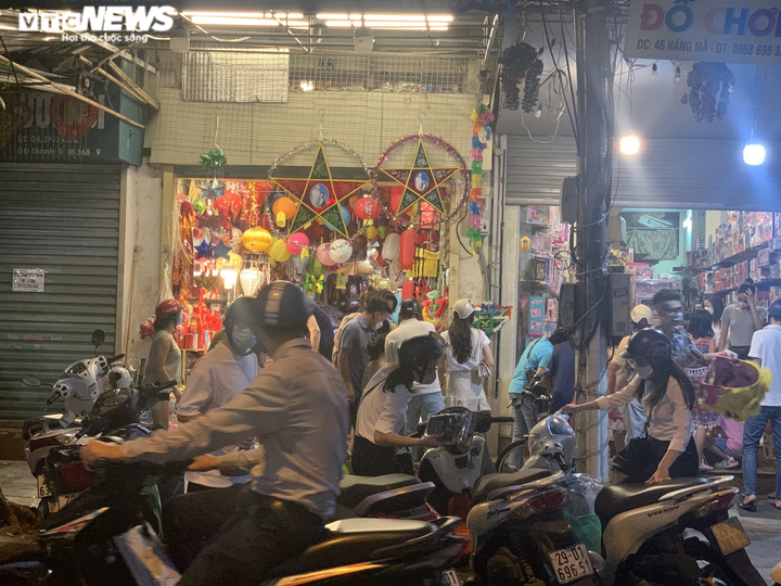 Người Hà Nội tấp nập mua sắm đón Tết Trung thu, phố Hàng Mã không còn buồn tẻ - 2