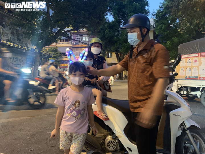 Người Hà Nội tấp nập mua sắm đón Tết Trung thu, phố Hàng Mã không còn buồn tẻ - 14