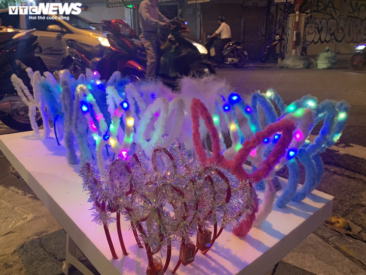 Người Hà Nội tấp nập mua sắm đón Tết Trung thu, phố Hàng Mã không còn buồn tẻ - 13