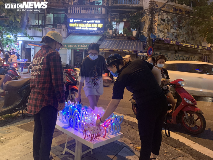 Người Hà Nội tấp nập mua sắm đón Tết Trung thu, phố Hàng Mã không còn buồn tẻ - 12