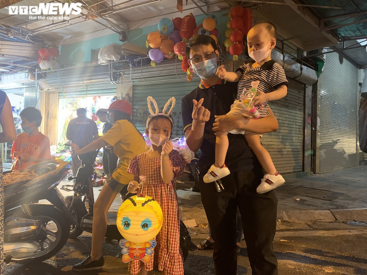 Người Hà Nội tấp nập mua sắm đón Tết Trung thu, phố Hàng Mã không còn buồn tẻ - 10