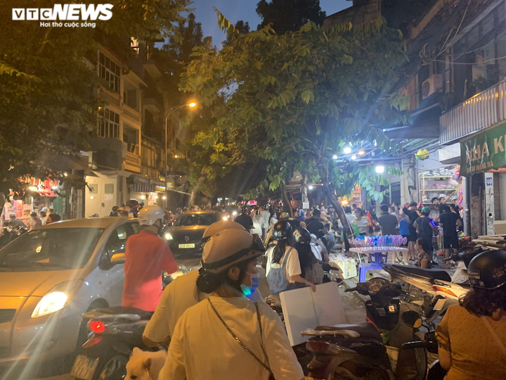 Người Hà Nội tấp nập mua sắm đón Tết Trung thu, phố Hàng Mã không còn buồn tẻ - 16