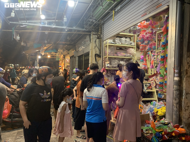 Người Hà Nội tấp nập mua sắm đón Tết Trung thu, phố Hàng Mã không còn buồn tẻ - 3