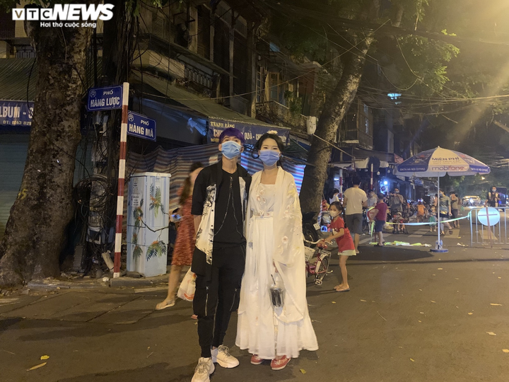 Người Hà Nội tấp nập mua sắm đón Tết Trung thu, phố Hàng Mã không còn buồn tẻ - 15