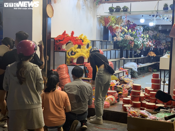 Người Hà Nội tấp nập mua sắm đón Tết Trung thu, phố Hàng Mã không còn buồn tẻ - 4