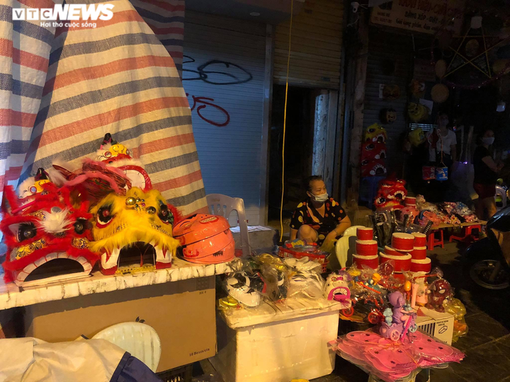 Người Hà Nội tấp nập mua sắm đón Tết Trung thu, phố Hàng Mã không còn buồn tẻ - 8