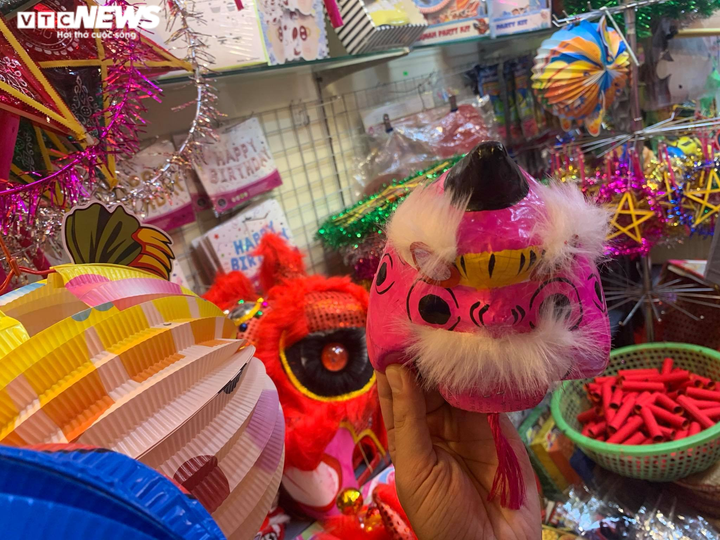 Người Hà Nội tấp nập mua sắm đón Tết Trung thu, phố Hàng Mã không còn buồn tẻ - 5