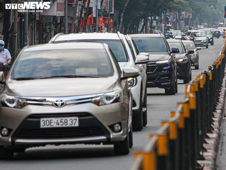 Ảnh: Ngày đầu nới lỏng, phố phường Hà Nội lại chật cứng xe cộ - 4