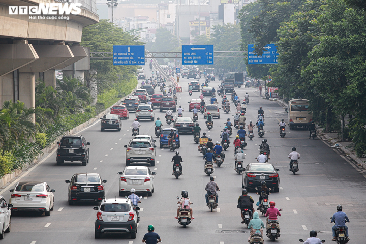 Ảnh: Ngày đầu nới lỏng, phố phường Hà Nội lại chật cứng xe cộ - 11