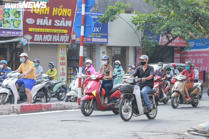 Ảnh: Ngày đầu nới lỏng, phố phường Hà Nội lại chật cứng xe cộ - 7