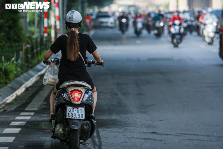 Ảnh: Ngày đầu nới lỏng, phố phường Hà Nội lại chật cứng xe cộ - 10