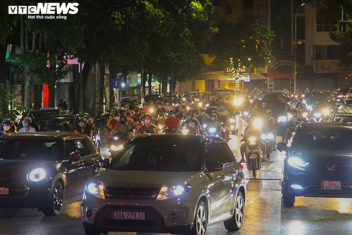 Người dân ùa ra đường đi chơi Trung Thu, phố cổ Hà Nội chật cứng - 4