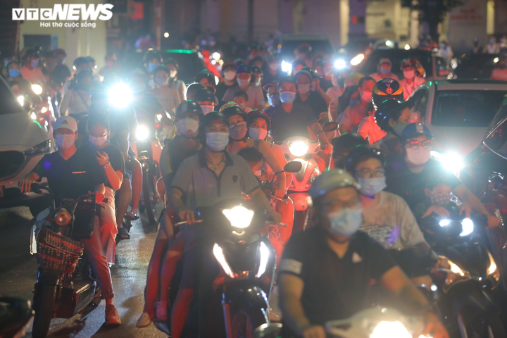 Người dân ùa ra đường đi chơi Trung Thu, phố cổ Hà Nội chật cứng - 9