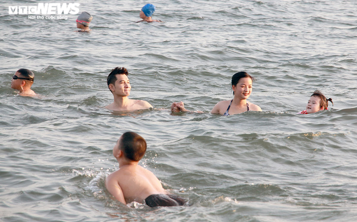 Hình ảnh đối lập ở Quảng Ninh sau ngày khôi phục lại nhiều hoạt động - 1