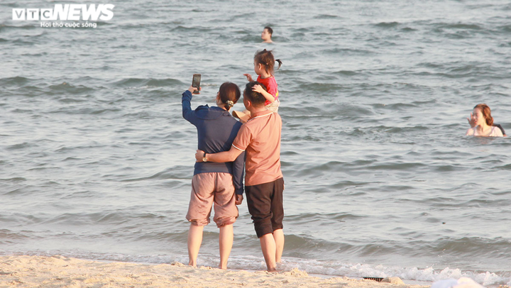 Hình ảnh đối lập ở Quảng Ninh sau ngày khôi phục lại nhiều hoạt động - 2