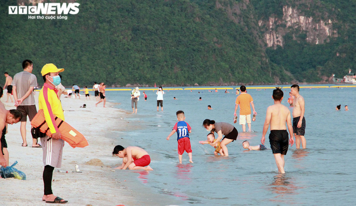 Hình ảnh đối lập ở Quảng Ninh sau ngày khôi phục lại nhiều hoạt động - 3