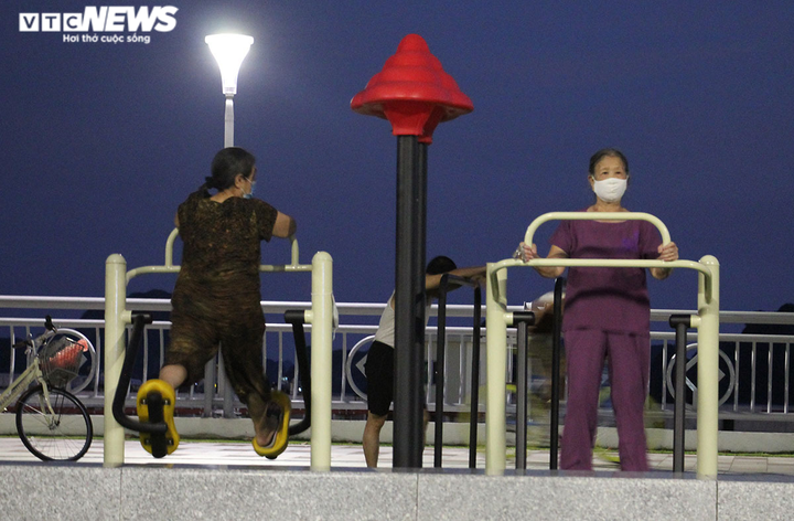 Hình ảnh đối lập ở Quảng Ninh sau ngày khôi phục lại nhiều hoạt động - 5