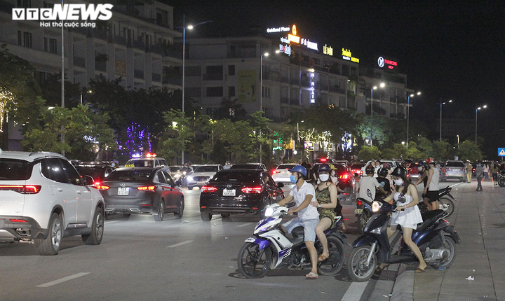 Hình ảnh đối lập ở Quảng Ninh sau ngày khôi phục lại nhiều hoạt động - 7