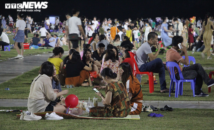 Hình ảnh đối lập ở Quảng Ninh sau ngày khôi phục lại nhiều hoạt động - 8