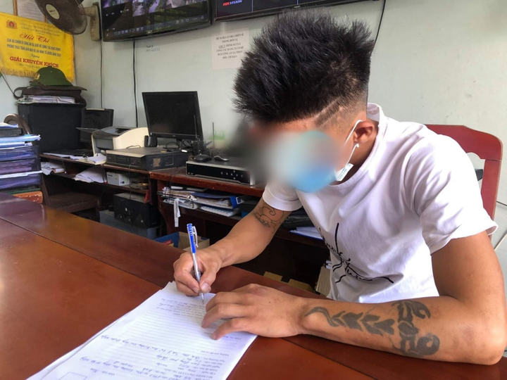 Xử phạt nam thanh niên chửi bới, thách thức lực lượng chống dịch - 1