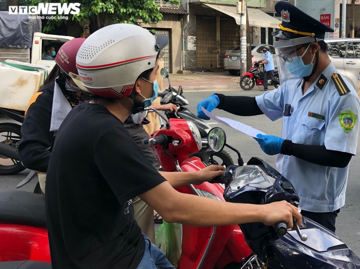 Công an TPHCM đề xuất: Cán bộ, công chức đi làm theo khung giờ quy định - 1