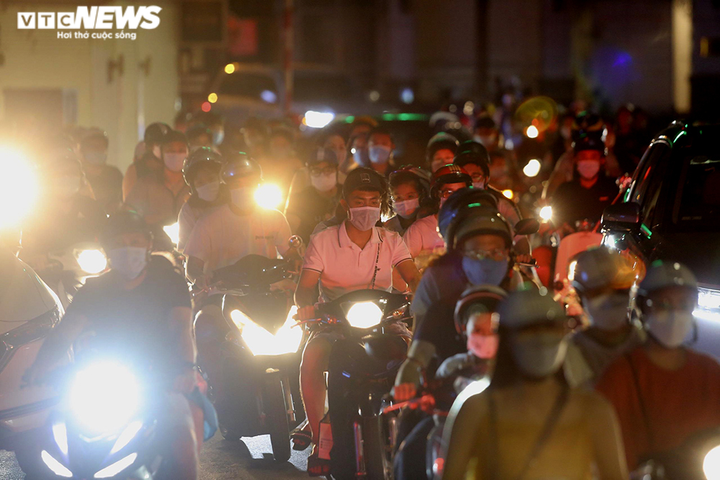 Công an Hà Nội mật phục, xử phạt nhiều thanh niên lạng lách trong đêm Trung thu - 1