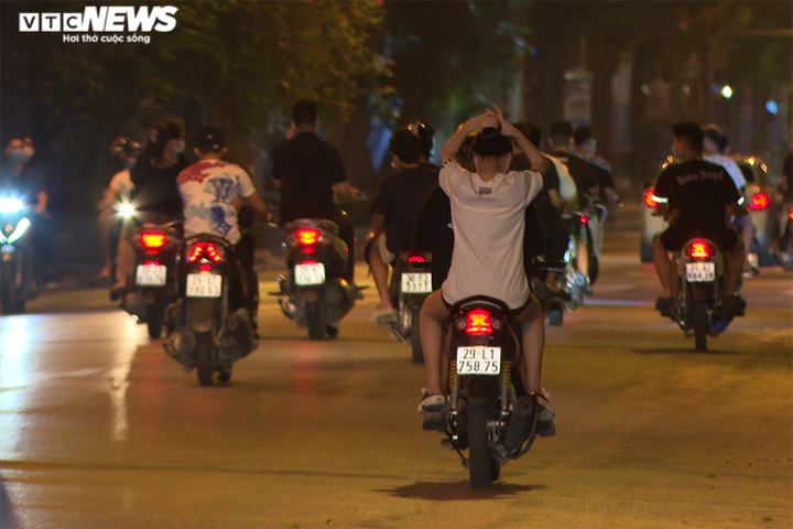 Công an Hà Nội mật phục, xử phạt nhiều thanh niên lạng lách trong đêm Trung thu - 3