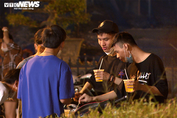 Công an Hà Nội mật phục, xử phạt nhiều thanh niên lạng lách trong đêm Trung thu - 5