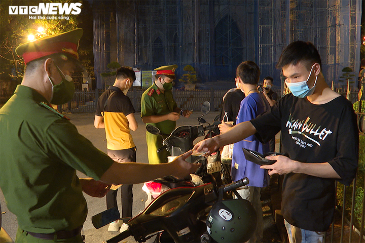 Công an Hà Nội mật phục, xử phạt nhiều thanh niên lạng lách trong đêm Trung thu - 6