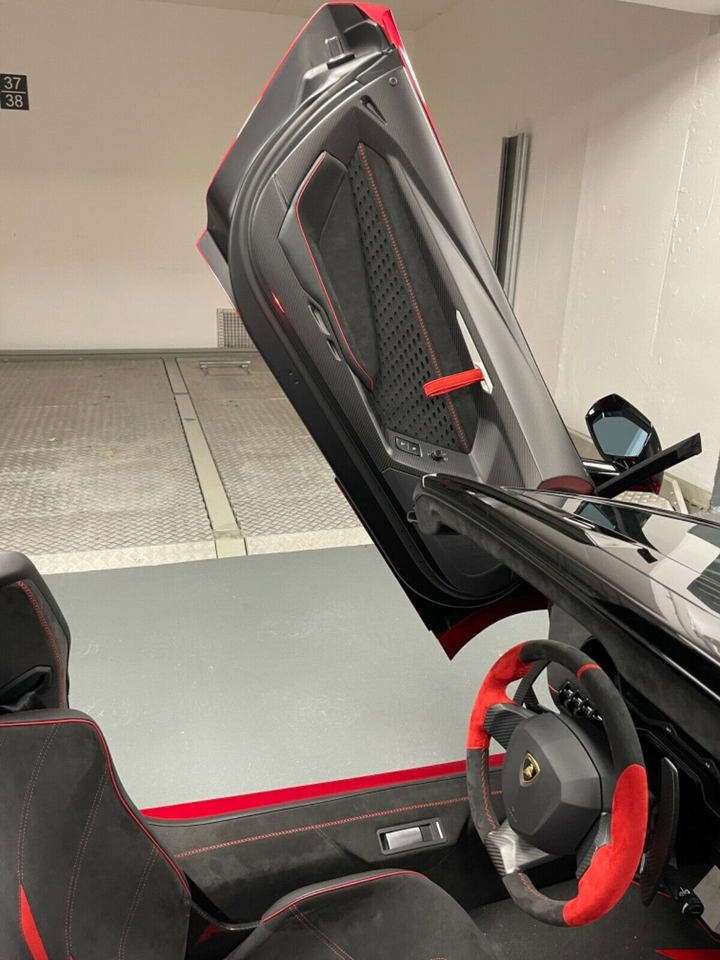 Lamborghini Centenario Roadster được rao bán hơn 100 tỷ đồng - 5