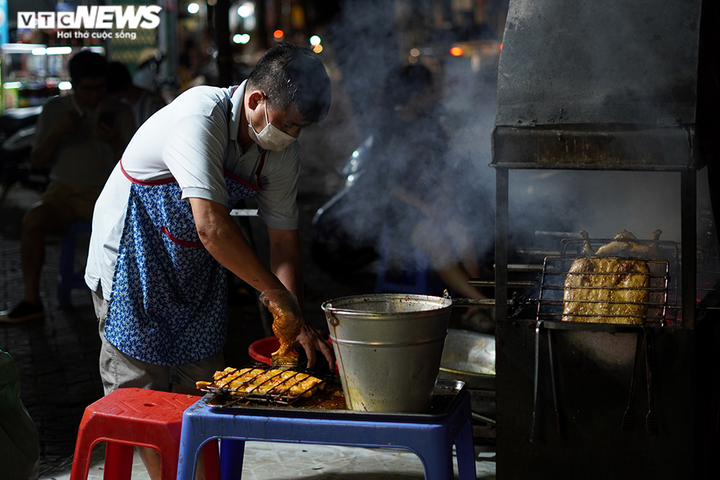 Người mua tăng đột biến, quán ăn ở Hà Nội không còn đồ để bán - 1