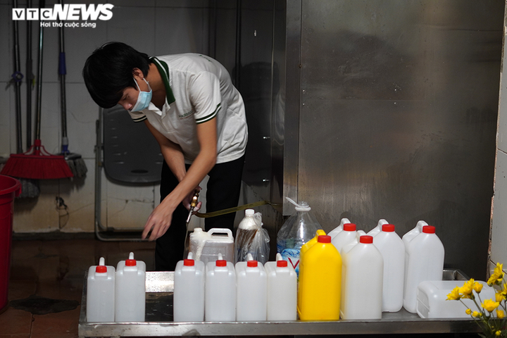 Người mua tăng đột biến, quán ăn ở Hà Nội không còn đồ để bán - 10