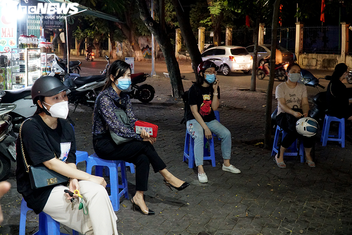 Người mua tăng đột biến, quán ăn ở Hà Nội không còn đồ để bán - 2