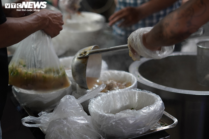 Người mua tăng đột biến, quán ăn ở Hà Nội không còn đồ để bán - 6