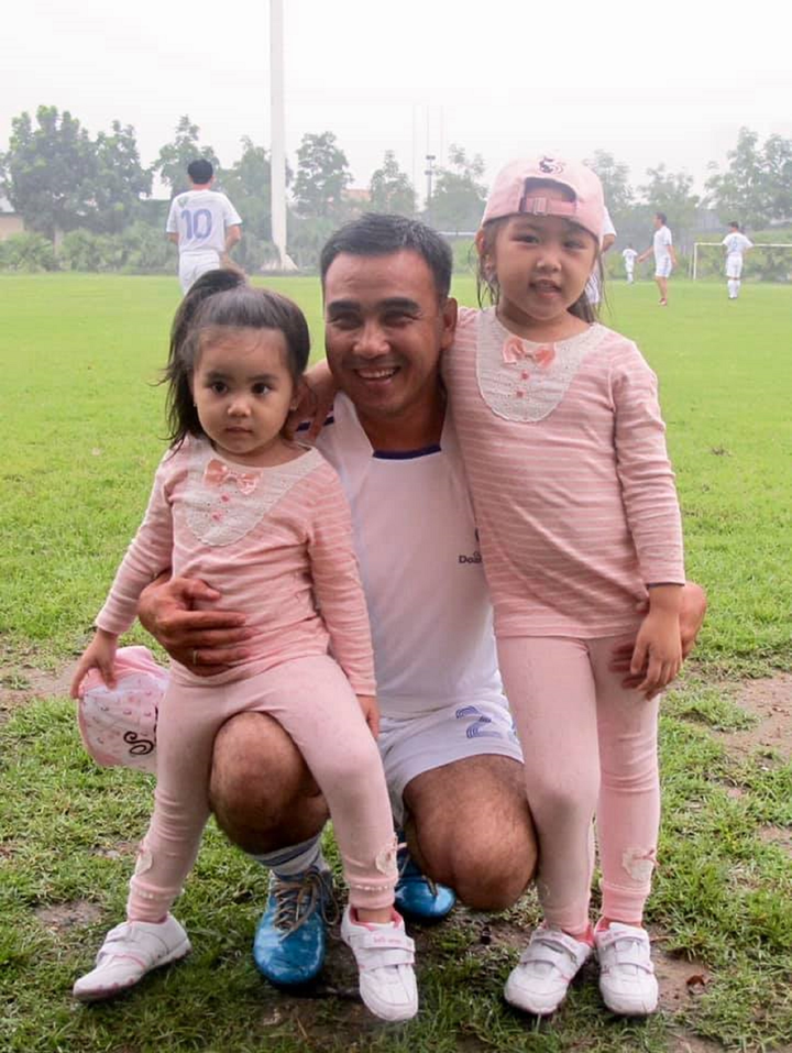 Vợ Quyền Linh khoe loạt ảnh chụp chồng con trong hơn 10 năm - 6