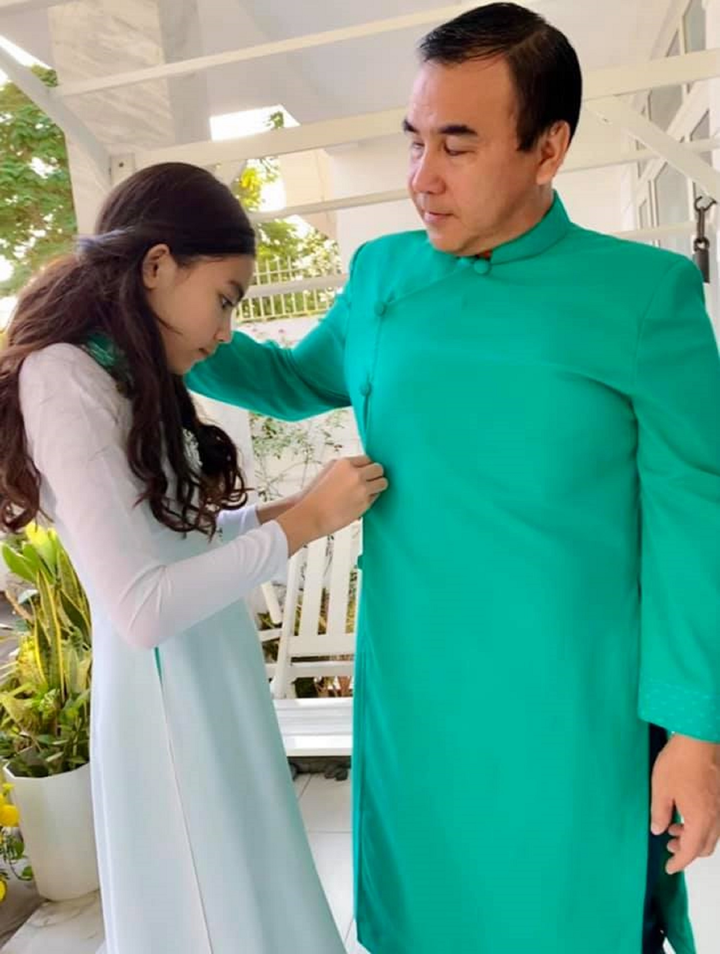 Vợ Quyền Linh khoe loạt ảnh chụp chồng con trong hơn 10 năm - 11