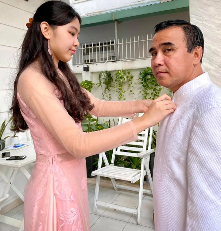 Vợ Quyền Linh khoe loạt ảnh chụp chồng con trong hơn 10 năm - 10