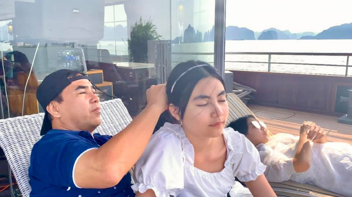 Vợ Quyền Linh khoe loạt ảnh chụp chồng con trong hơn 10 năm - 9