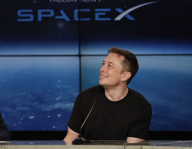 Elon Musk muốn nâng cấp nhà vệ sinh trên tàu vũ trụ - 1